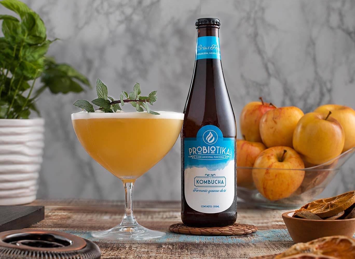 Kombucha Probiotika servida en un coctel con manzana y hierbabuena