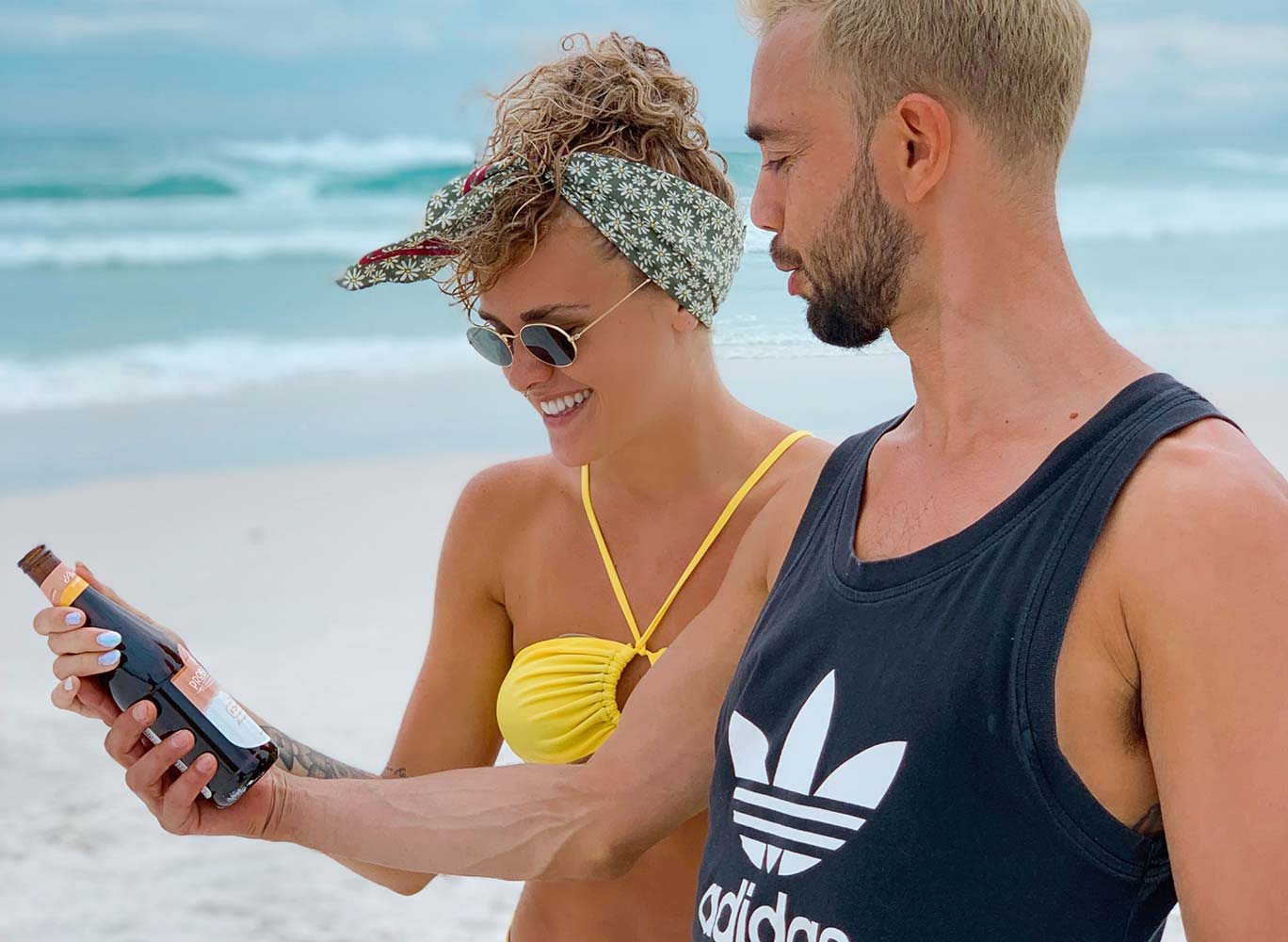 Personas compartiendo una kombucha Probiotika junto al mar