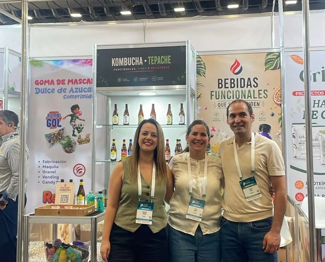 Equipo Probiotika en su stand de Expo ANTAD 2026